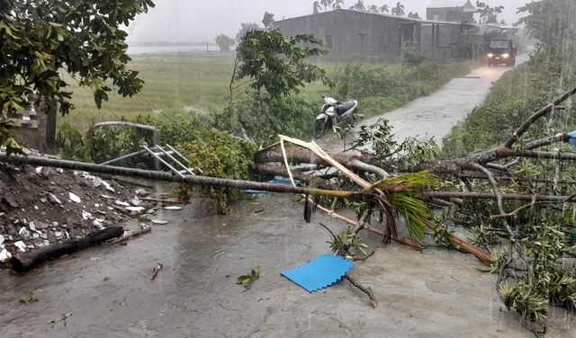 Lốc xoáy khiến hàng chục nhà dân ở Thừa Thiên Huế tốc mái - Ảnh 2.