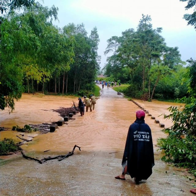 Mưa lớn, nhiều tuyến đường huyện miền núi Hà Tĩnh bị ngập, hàng ngàn học sinh nghỉ học - Ảnh 2.