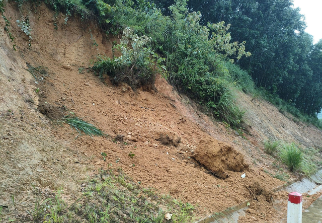 Mưa lớn, nhiều tuyến đường huyện miền núi Hà Tĩnh bị ngập, hàng ngàn học sinh nghỉ học - Ảnh 1.