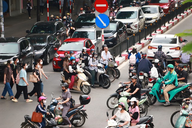 Nút giao thông Lê Đức Thọ - Nguyễn Hoàng - Hàm Nghi thường xuyên xảy ra tình trạng ùn tắc giao thông, đặc biệt vào những khung giờ cao điểm (ảnh minh họa).