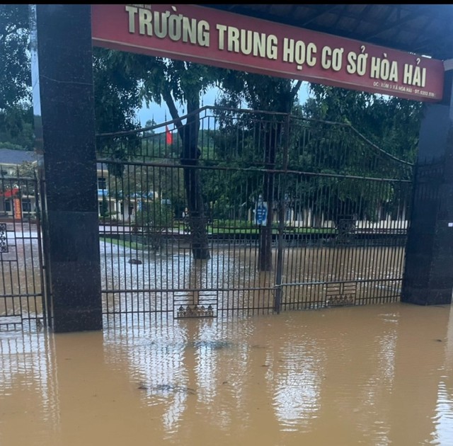 Mưa lớn, nhiều tuyến đường huyện miền núi Hà Tĩnh bị ngập, hàng ngàn học sinh nghỉ học - Ảnh 3.
