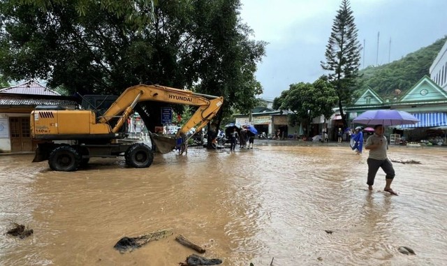 Kinh hãi lũ từ thượng nguồn đồ về bản nghèo ở Nghệ An - Ảnh 3.