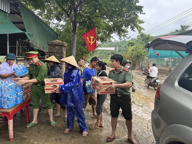 Chiến sĩ công an trắng đêm dầm mình trong lũ, hỗ trợ người dân - Ảnh 8.