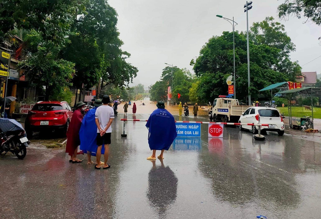 Nghệ An: Mưa lớn, thuỷ điện xả lũ, nhiều tuyến đường bị ngập, hàng chục nghìn học sinh phải nghỉ học - Ảnh 2.