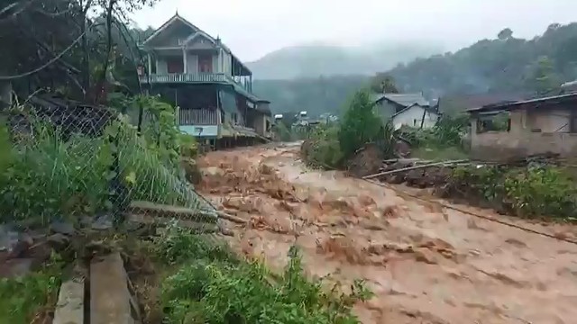 Kinh hãi lũ từ thượng nguồn đồ về bản nghèo ở Nghệ An - Ảnh 2.