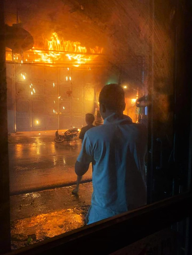 Nhà dân bốc cháy giữa cơn mưa lớn, 1 lính cứu hỏa bị thương ở đầu - Ảnh 3.