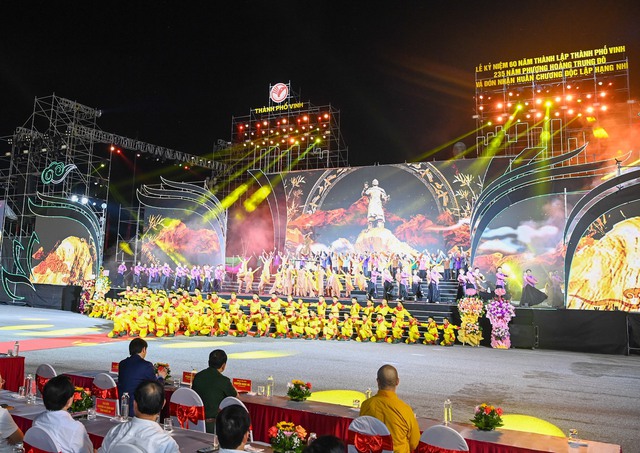 Chủ tịch Quốc Hội Vương Đình Huệ dự lễ kỷ niệm 60 năm thành lập Thành phố Vinh và 235 Phượng hoàng Trung Đô - Ảnh 1.