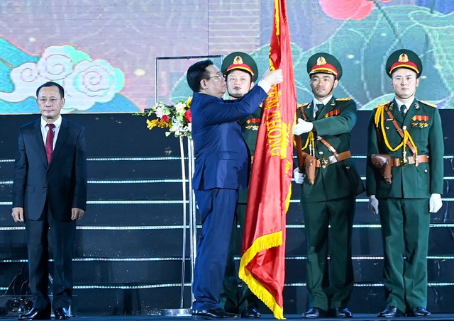 Chủ tịch Quốc Hội Vương Đình Huệ dự lễ kỷ niệm 60 năm thành lập Thành phố Vinh và 235 Phượng hoàng Trung Đô - Ảnh 4.