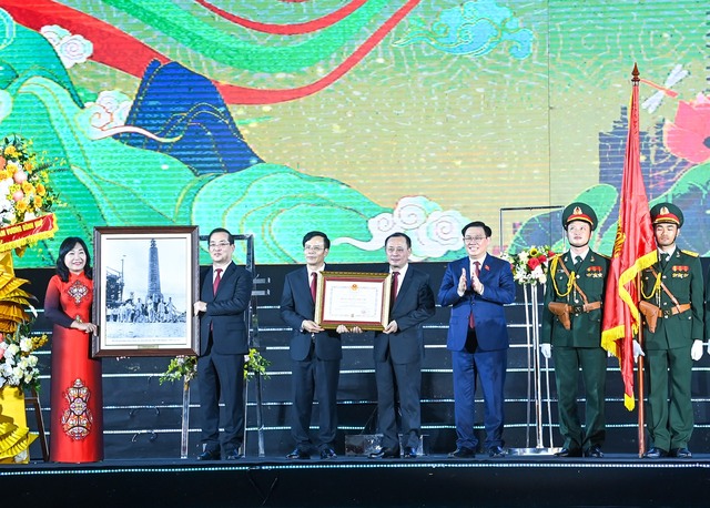 Chủ tịch Quốc Hội Vương Đình Huệ dự lễ kỷ niệm 60 năm thành lập Thành phố Vinh và 235 Phượng hoàng Trung Đô - Ảnh 5.