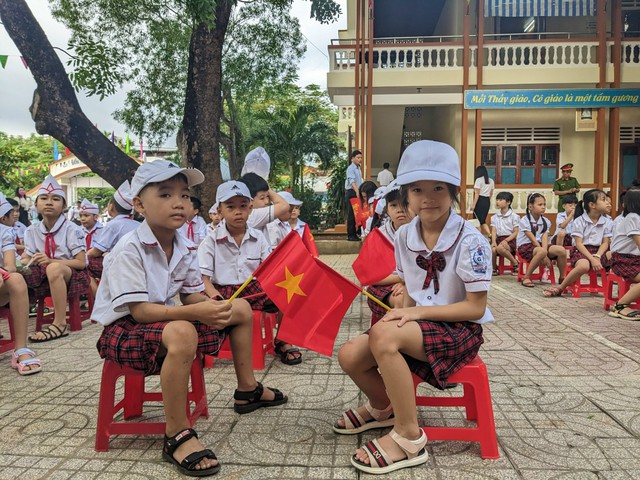 Hơn 2 triệu học sinh các tỉnh miền Trung nô nức khai giảng năm học mới - Ảnh 5.