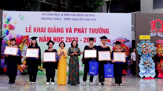 Bí thư Tỉnh ủy Bình Dương đánh trống khai giảng năm học 2023 -2024 - Ảnh 3.