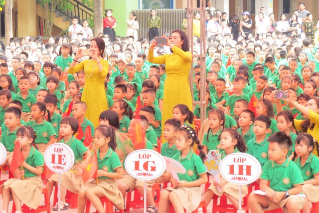 Hơn 2 triệu học sinh các tỉnh miền Trung nô nức khai giảng năm học mới - Ảnh 2.