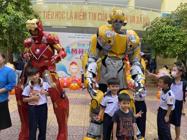 Trường tiểu học tại TPHCM bố trí Iron Man và Bumblebee đón học sinh vào năm học mới - Ảnh 2.