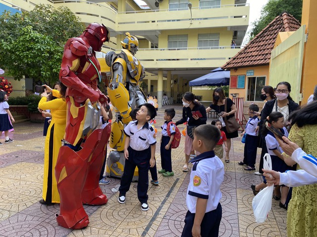 Trường tiểu học tại TPHCM bố trí Iron Man và Bumblebee đón học sinh vào năm học mới - Ảnh 3.