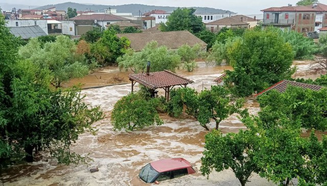 Lũ dâng thành sông cuốn trôi ô tô, Hy Lạp vật lộn với thời tiết cực đoan - Ảnh 2.