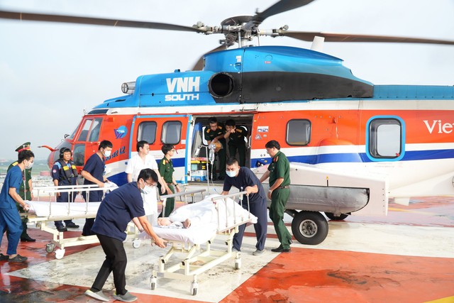 3 ngư dân Trường Sa nguy kịch được trực thăng đưa về đất liền điều trị - Ảnh 1.