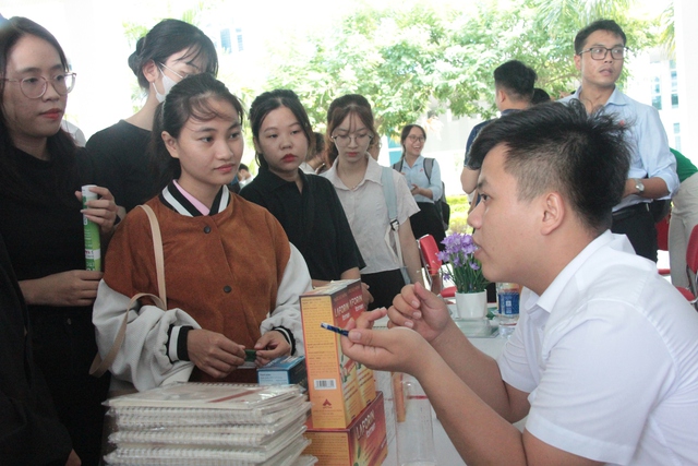 Trước ngày tốt nghiệp, Bệnh viện và doanh nghiệp đến trường tuyển bác sĩ, điều dưỡng - Ảnh 1.