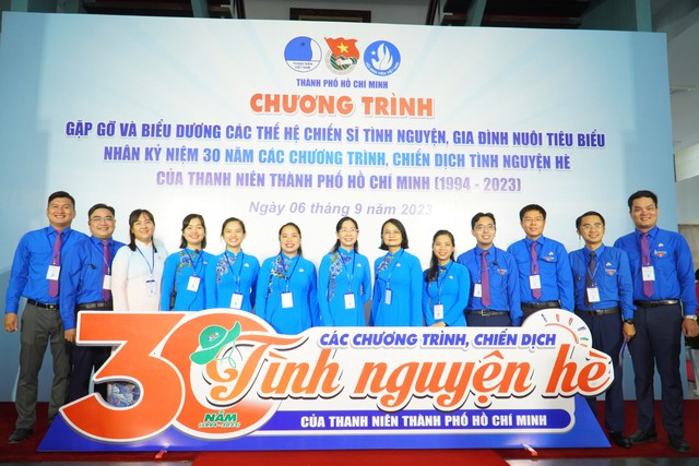 Chủ tịch nước gặp gỡ và biểu dương 5 triệu chiến sĩ tình nguyện và các gia đình nuôi sau 30 năm chiến dịch tình nguyện hè - Ảnh 3.