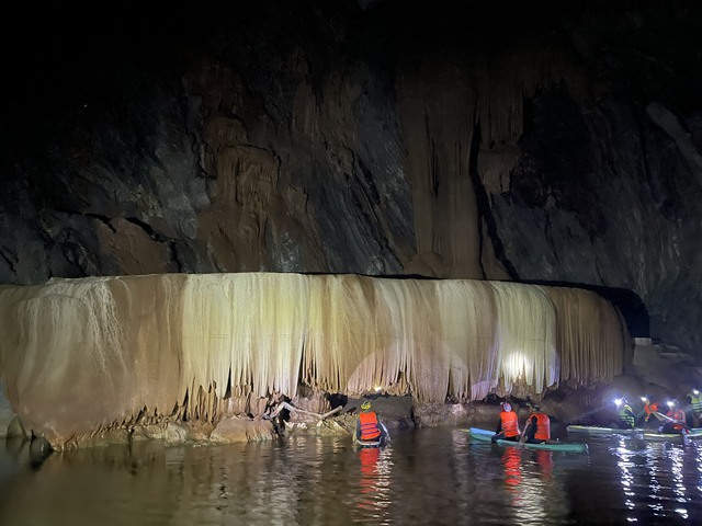 Vẻ đẹp nguyên sơ của hang động mới được phát hiện ở Quảng Bình - Ảnh 5.