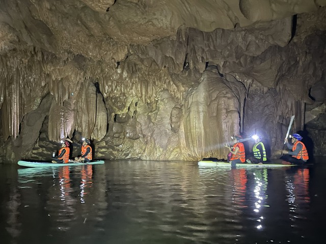 Vẻ đẹp nguyên sơ của hang động mới được phát hiện ở Quảng Bình - Ảnh 1.