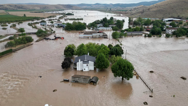 Lũ lụt kinh hoàng ở Hy Lạp, người dân trèo lên mái nhà chờ giải cứu do nước ngập hơn 2m - Ảnh 2.