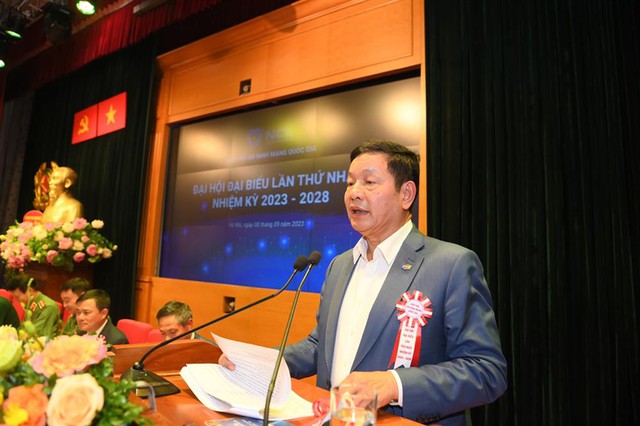 Thay mặt Ban Chấp hành Hiệp hội An ninh mạng quốc gia, đồng chí Trương Gia Bình, Chủ tịch Tập đoàn FPT, Phó Chủ tịch Hiệp hội đã trình bày Quyết nghị của Đại hội nhiệm kỳ I. Thay mặt Ban Chấp hành Hiệp hội An ninh mạng quốc gia, đồng chí Trương Gia Bình, Chủ tịch Tập đoàn FPT, Phó Chủ tịch Hiệp hội đã trình bày Quyết nghị của Đại hội nhiệm kỳ I.
