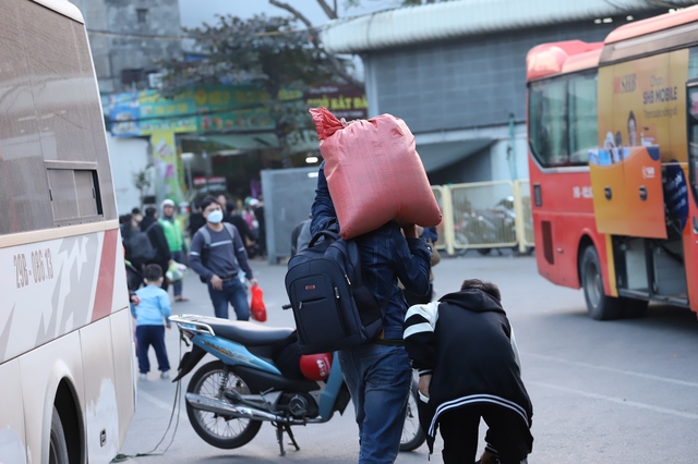 Người dân 'tay xách, nách mang' lỉnh kỉnh đồ đạc quay lại Thủ đô- Ảnh 18.