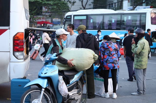 Người dân 'tay xách, nách mang' lỉnh kỉnh đồ đạc quay lại Thủ đô- Ảnh 19.