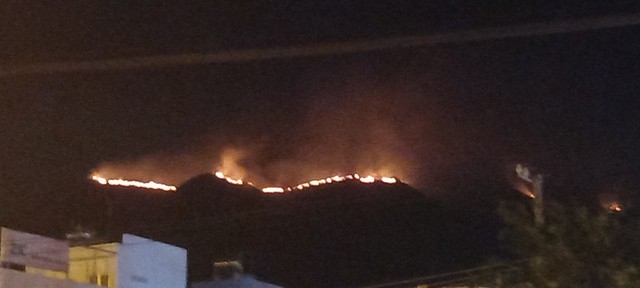 Video đám cháy trên núi Cô Tiên đã tắt hoàn toàn, 25 người được đưa xuống núi an toàn- Ảnh 2.