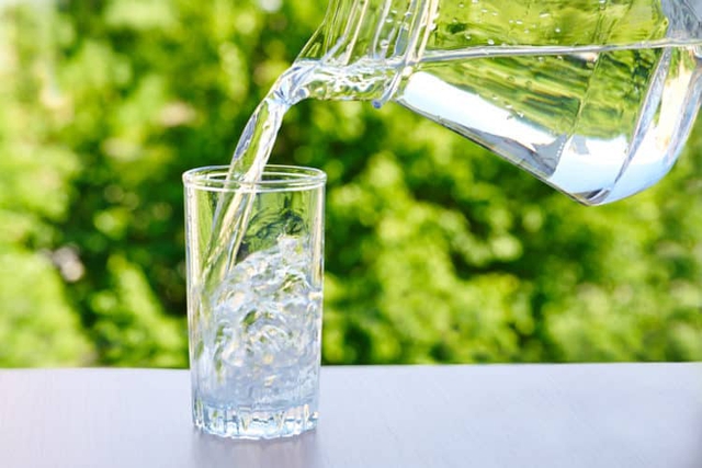 Có nên uống 3 lít nước mỗi ngày?