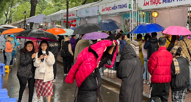 Hàng nghìn người đội mưa rét đến mua sắm, thưởng thức món chay tại Hà Nội- Ảnh 2.