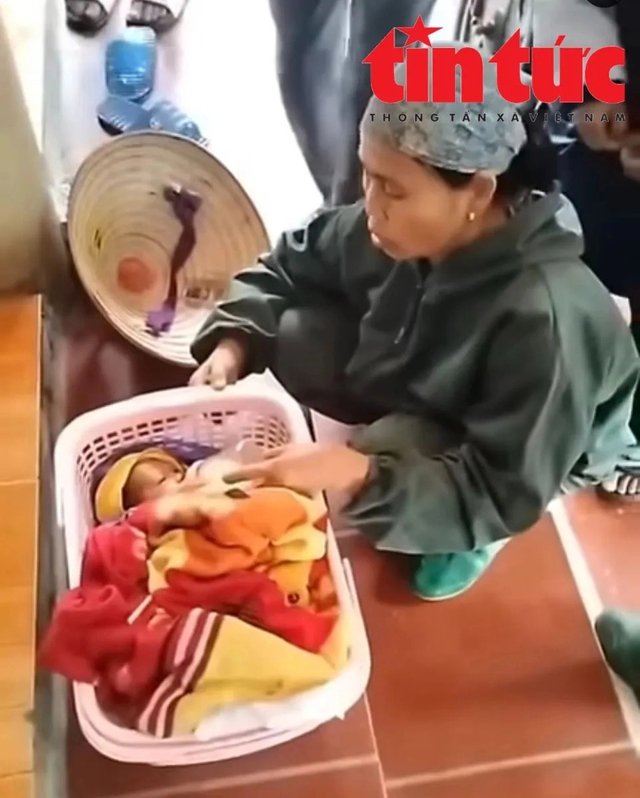 Bé gái sơ sinh bị bỏ rơi trong mưa lạnh ở Hà Nội- Ảnh 1.
