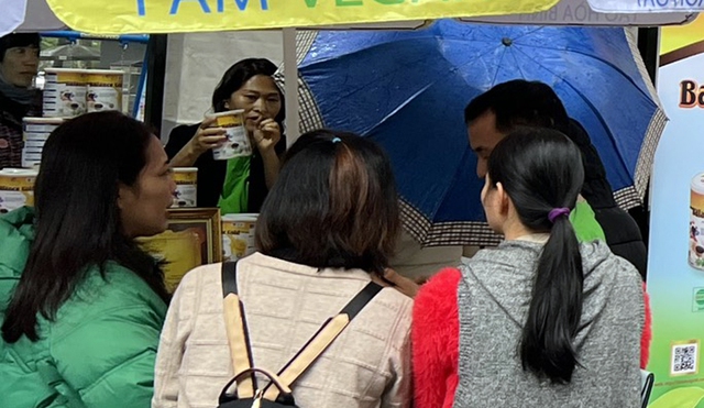 Hàng nghìn người đội mưa rét đến mua sắm, thưởng thức món chay tại Hà Nội- Ảnh 4.
