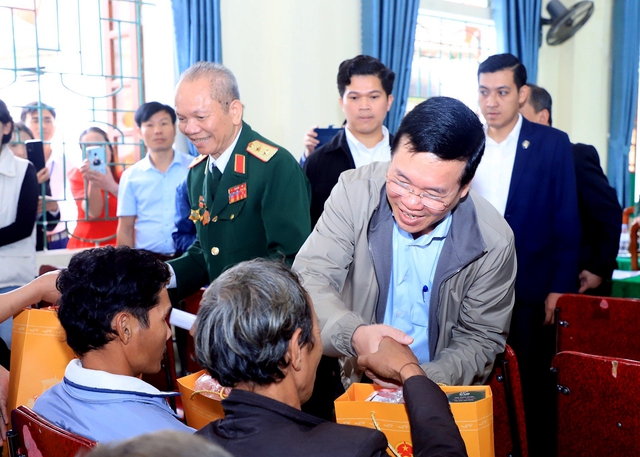 Chủ tịch nước Võ Văn Thưởng dự chương trình 'Tết Nhân ái' tại xã biên giới tỉnh Nghệ An- Ảnh 3.