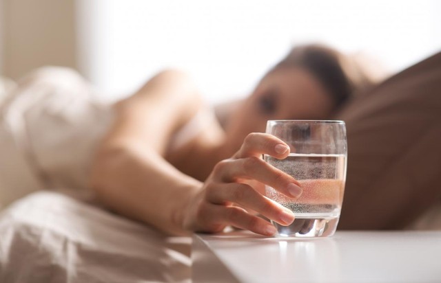 Uống nước trước khi đi ngủ có lợi ích và hạn chế gì cho sức khỏe?- Ảnh 1.