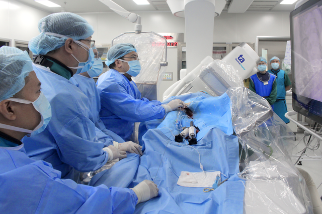 Bác sĩ Bệnh viện Tâm Anh thực hiện thông tim can thiệp trước chuyên gia quốc tế- Ảnh 1.