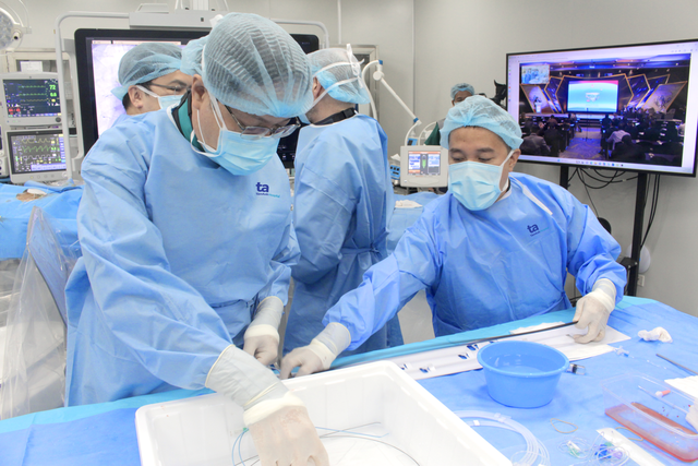 Bác sĩ Bệnh viện Tâm Anh thực hiện thông tim can thiệp trước chuyên gia quốc tế- Ảnh 2.