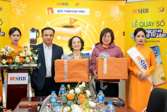 SHB trao thưởng hơn 1,5 tỷ đồng cho những khách hàng may mắn- Ảnh 1. SHB trao thưởng hơn 1,5 tỷ đồng cho những khách hàng may mắn- Ảnh 1.