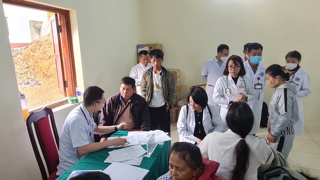 ‘Tết ấm vùng cao’ trao tặng 11 tủ thuốc cùng quà tặng cho các trạm y tế xã vùng cao Lai Châu- Ảnh 2.