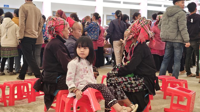 Người dân huyện Nậm Nhùn, Lai Châu phấn khởi vì được tặng quà, thăm khám sức khỏe miễn phí- Ảnh 7.