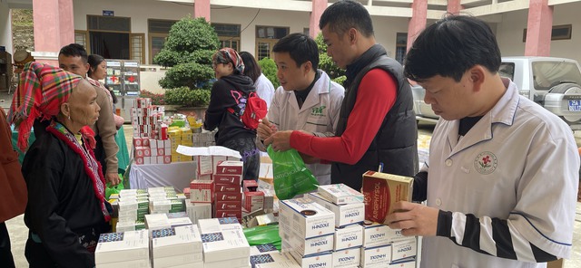 ‘Tết ấm vùng cao’ trao tặng 11 tủ thuốc cùng quà tặng cho các trạm y tế xã vùng cao Lai Châu- Ảnh 3.