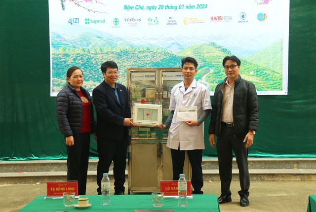‘Tết ấm vùng cao’ trao tặng 11 tủ thuốc cùng quà tặng cho các trạm y tế xã vùng cao Lai Châu- Ảnh 6.