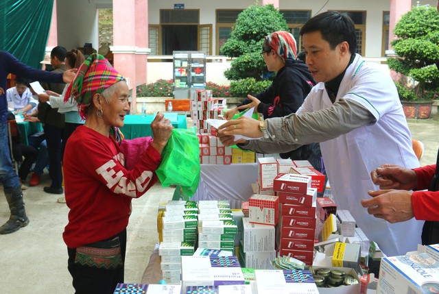 Người dân huyện Nậm Nhùn, Lai Châu phấn khởi vì được tặng quà, thăm khám sức khỏe miễn phí- Ảnh 13.