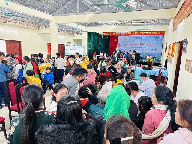 Người dân huyện Nậm Nhùn, Lai Châu phấn khởi vì được tặng quà, thăm khám sức khỏe miễn phí- Ảnh 14.