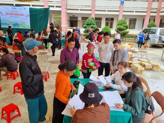 Người dân huyện Nậm Nhùn, Lai Châu phấn khởi vì được tặng quà, thăm khám sức khỏe miễn phí- Ảnh 6.