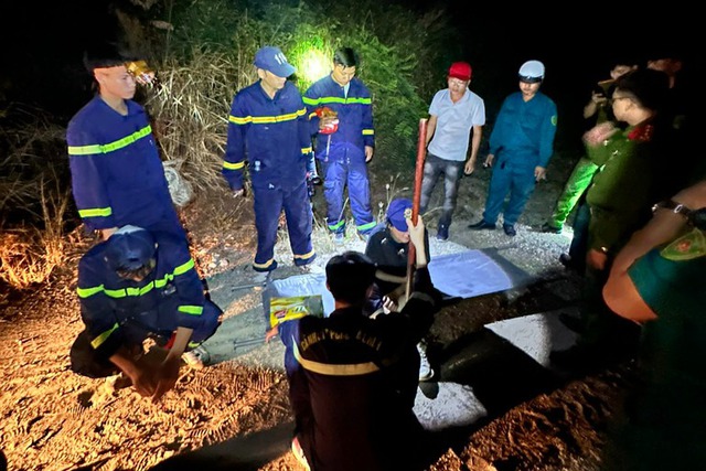 Giải cứu hai du khách bị mắc kẹt trong đêm trên núi Cô Tiên- Ảnh 2.