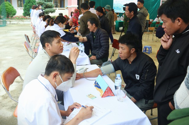 Người dân huyện Nậm Nhùn, Lai Châu phấn khởi vì được tặng quà, thăm khám sức khỏe miễn phí- Ảnh 9.