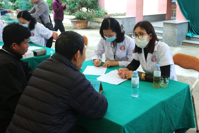 Người dân huyện Nậm Nhùn, Lai Châu phấn khởi vì được tặng quà, thăm khám sức khỏe miễn phí- Ảnh 11.