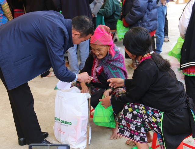 Người dân huyện Nậm Nhùn, Lai Châu phấn khởi vì được tặng quà, thăm khám sức khỏe miễn phí- Ảnh 17.