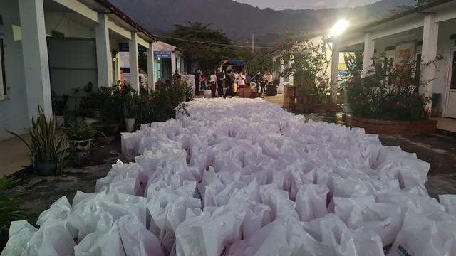Người dân huyện Nậm Nhùn, Lai Châu phấn khởi vì được tặng quà, thăm khám sức khỏe miễn phí- Ảnh 12.